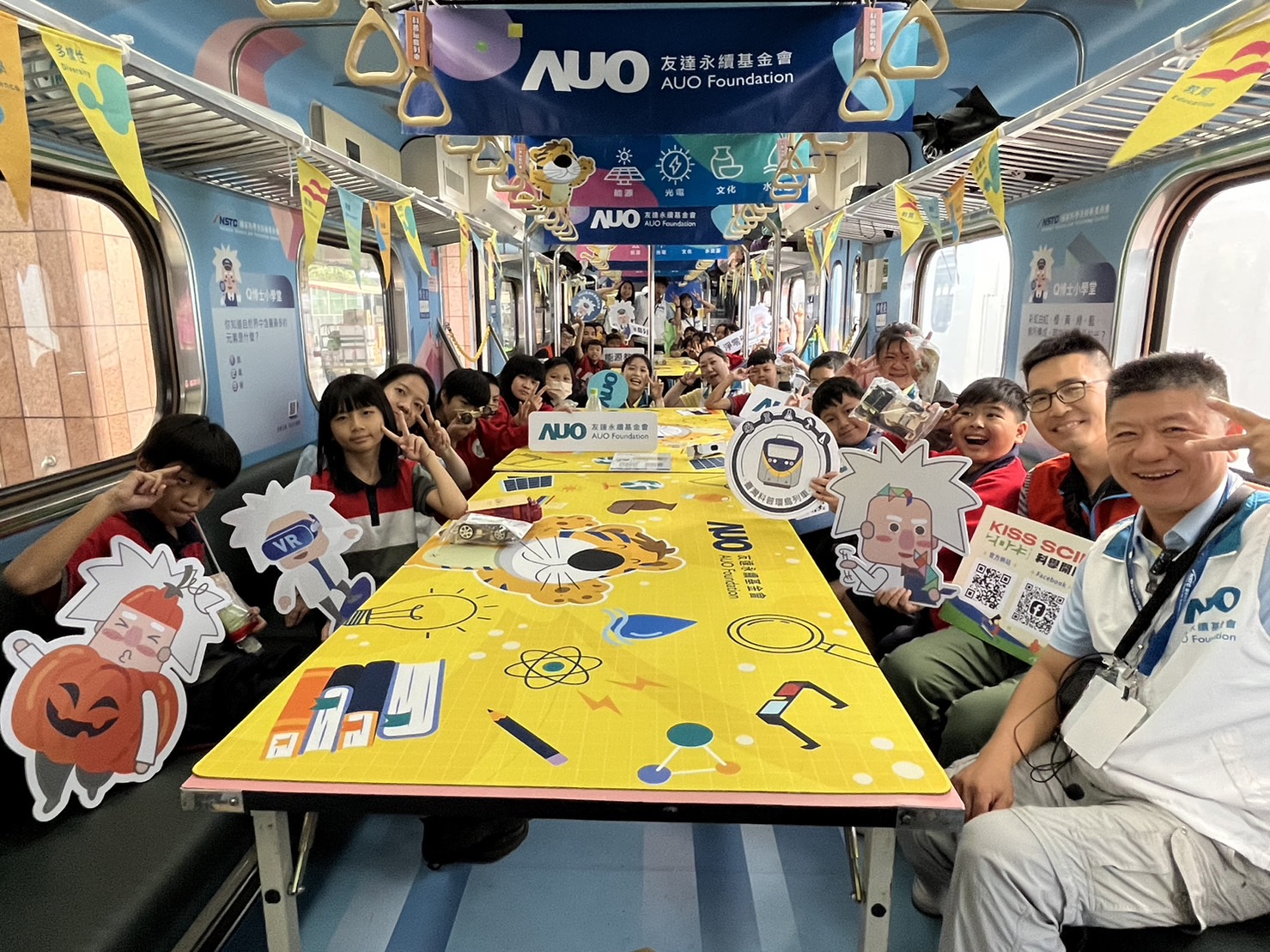 友達永續基金會參與「臺灣科普環島列車」，設計基礎科學車廂課程，以「淨零碳排和永續能源」為主題，讓學生透過創意實驗認識淨零知識，以及思考生活中的減碳行為