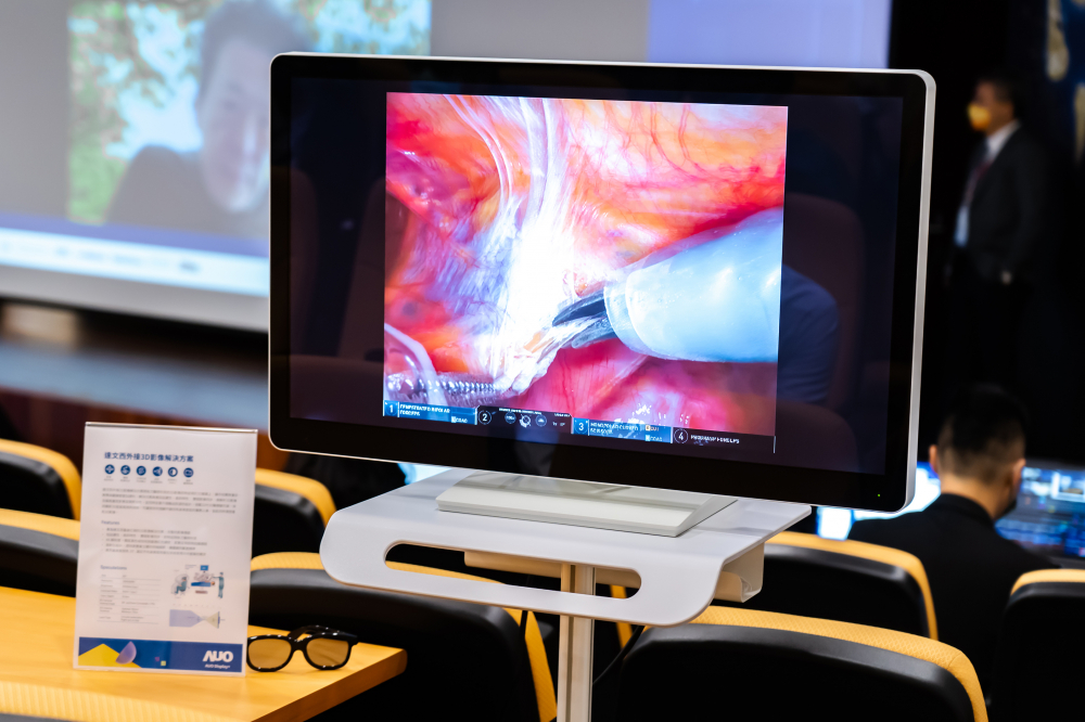 達擎於「國際大腸直腸外科論壇」中，成功導入達文西外接3D影像解決方案。透過達擎即時影像處理技術轉換為成1080p的高解析度畫質，將3D擬真畫面即時呈現於32吋4K 3D醫療顯示器