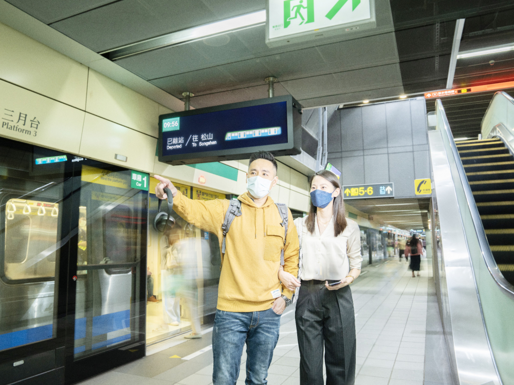 友達旗下達擎之客製化TARTAN顯示器，於台北捷運中山站亮相。以獨特長條型比例與高畫質特色，為台北捷運站帶來嶄新的都會車站風貌