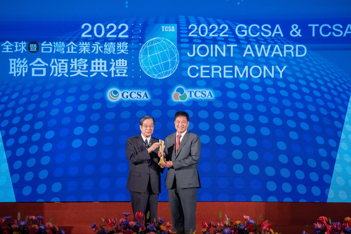 友達光電深耕永續經營、致力落實ESG作為，榮獲台灣企業永續獎及全球永續獎共計9項大獎，由考試院院長黃榮村(左)頒獎，友達光電董事長暨執行長彭双浪(右)代表領獎