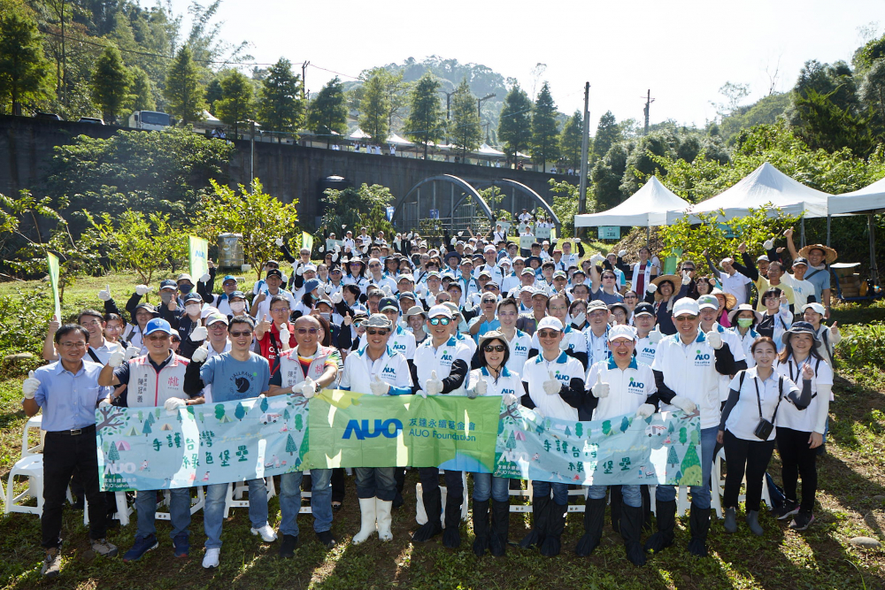 友達永續基金會集結超過200位志工，攜手移除外來入侵種小花蔓澤蘭，守護霄裡溪生物多樣性