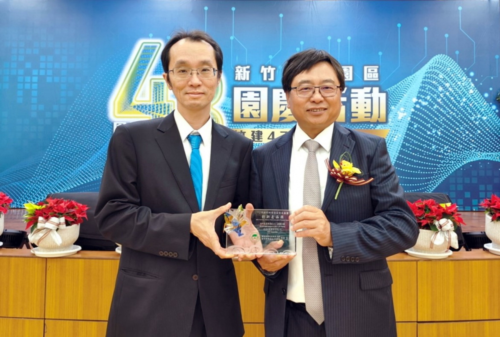 友達60吋高透明度Micro LED顯示器榮獲2023竹科創新產品獎，由友達光電顯示產品研發總部副總經理吳仰恩(左)代表領獎