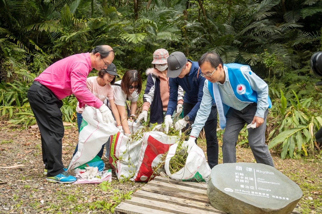 為共同守護在地物種，友達永續基金會號召志工認識並移除「綠癌」: 外來入侵種小花蔓澤蘭