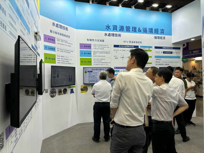 友達以深厚的智慧製造經驗發展永續戰略，積極延伸價值鏈，轉化成可供外界使用的綠色智慧服務，進軍SEMICON Taiwan 2024，提供半導體產業鏈打造AI世代的永續即戰力。